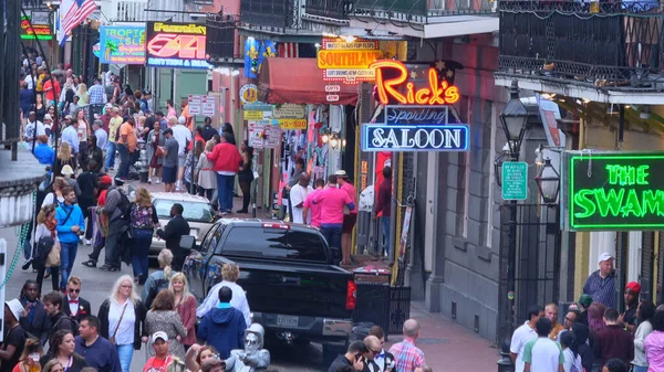 De drukke Franse wijk in New Orleans - NEW ORLEANS, Verenigde Staten - APRIL 17, 2016 - reizen fotografie — Stockfoto