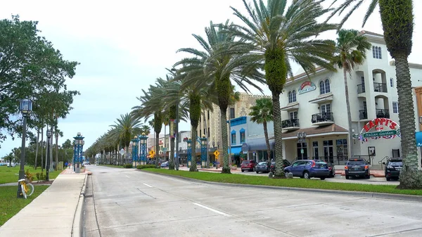 Schöne Straße mit Geschäften, Bars und Restaurants in Daytona Beach - DAYTONA BEACH, USA - 14. April 2016 — Stockfoto