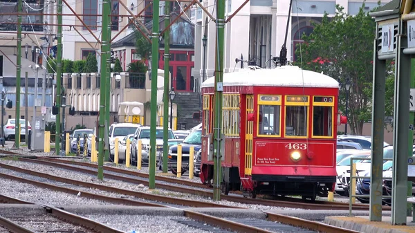 新奥尔良电车（英语：New Orleans trolley Street car）在法国区-美国新奥尔良市- 2016年4月17日-旅行摄影 — 图库照片