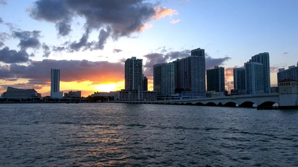 Hermoso atardecer sobre el horizonte de Miami —  Fotos de Stock