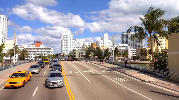 Stadt Miami Beach street view - MIAMI, Vereinigte Staaten 10. April 2016 — Stockfoto