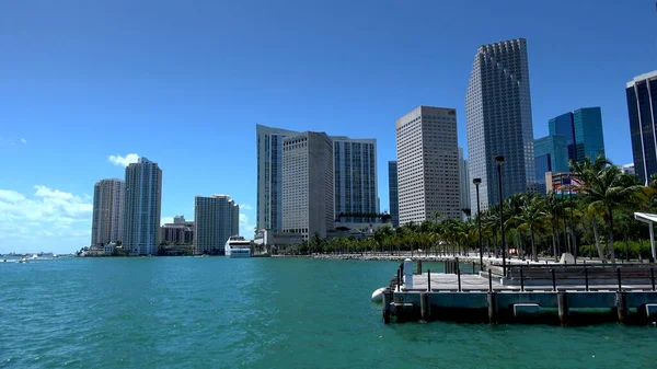 Miami Downtown Bayside area with skyline - MIAMI, USA 10 kwietnia 2016 — Zdjęcie stockowe