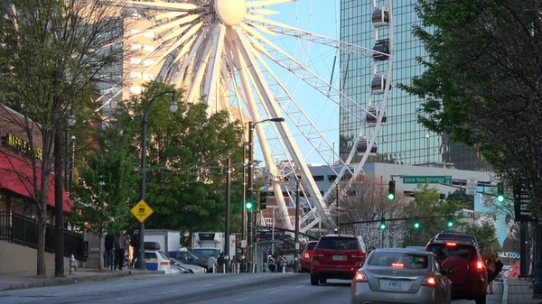 Atlanta Olympic Park área con Atlanta Skyview Ferris Wheel - ATLANTA, EE.UU. - 22 DE ABRIL DE 2016 — Foto de Stock