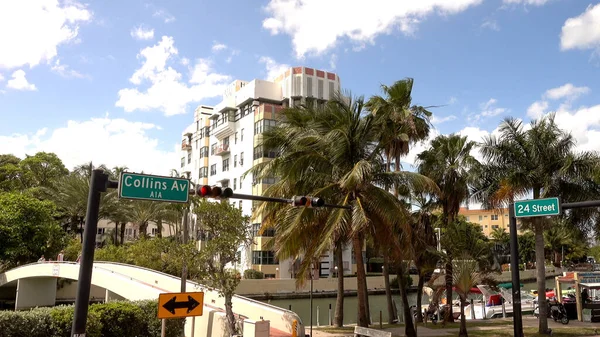 Condução na Avenida Washington em Miami Beach - MIAMI, EUA 10 de abril de 2016 — Fotografia de Stock