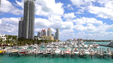 Güneşli bir günde Miami Sahili 'nde liman
