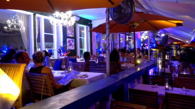 Ocean Drive Miami Beach 'teki küçük restoranlar - MIAMI, ABD 10 Nisan 2016