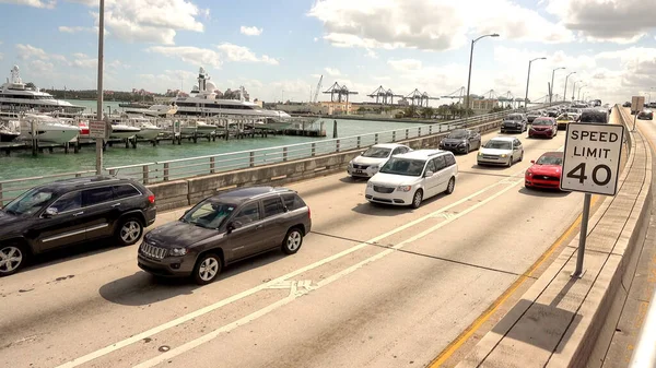 Puerto de Miami Beach - vista desde Mc Arthur Causeway - MIAMI, USA 10 DE ABRIL DE 2016 —  Fotos de Stock