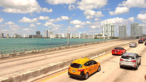 Úton Miami Beach felé - MIAMI, USA - Április 10, 2016 — Stock Fotó