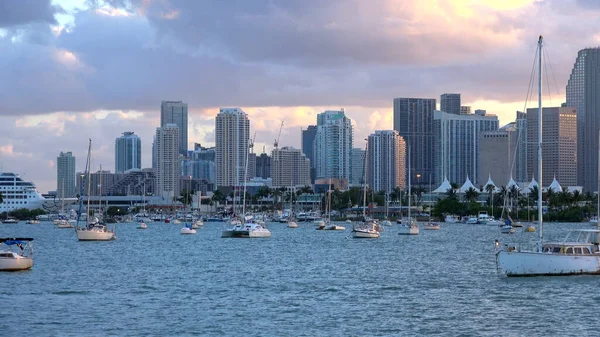 Imponerande Miami skyline på kvällen - MIAMI, USA APRIL 10, 2016 — Stockfoto