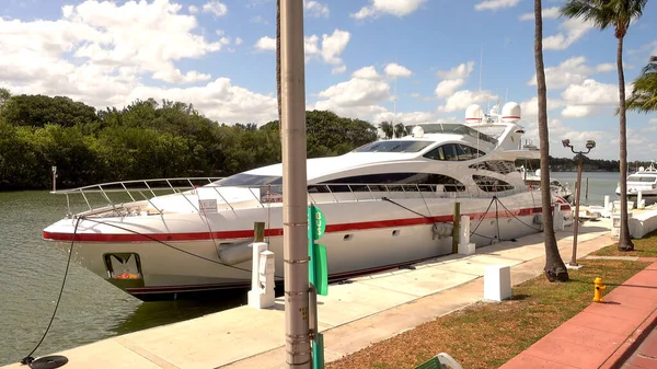 Yate moderno en Miami Beach - MIAMI, EE.UU. 10 DE ABRIL DE 2016 — Foto de Stock