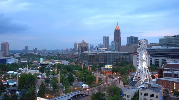 Vista nocturna sobre el Parque Olímpico y Atlanta - ATLANTA, EE.UU. - 21 DE ABRIL DE 2016 —  Fotos de Stock