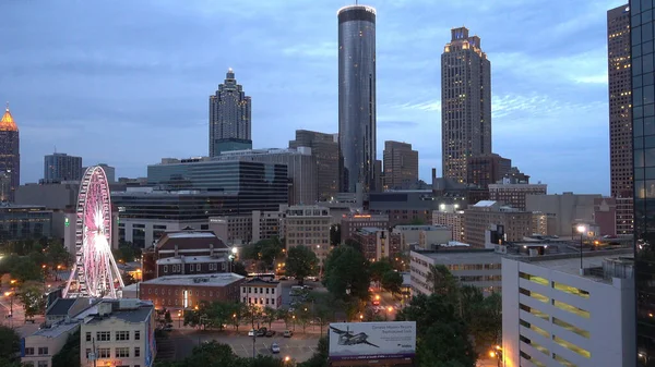 Niesamowity widok na miasto Atlanta wieczorem - ATLANTA, USA - KWIECIEŃ 21, 2016 — Zdjęcie stockowe