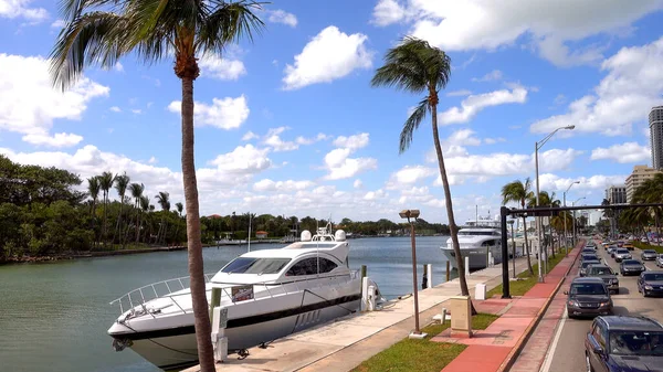 Modern jacht in Miami Beach - MIAMI, Verenigde Staten APRIL 10, 2016 — Stockfoto