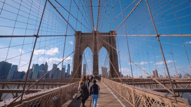 Etkileyici Brooklyn Köprüsü New York - şaşırtıcı geniş açı çekimi - NEW YORK CITY, ABD - 2 Nisan 2017
