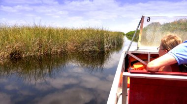 Miami, ABD yakınlarındaki Everglades 'ten geçen heyecanlı Airboat Yolculuğu - MIAMI, ABD 10 Nisan 2016