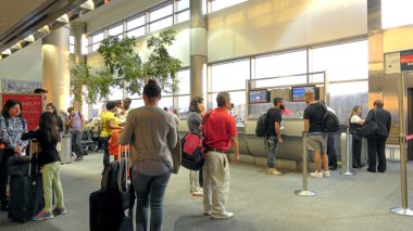 Miami Havaalanı 'nın kapısında bekleyenler - MIAMI, ABD 10 Nisan 2016