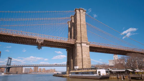 Incredibile Brooklyn Bridge New York - un famoso punto di riferimento - fotografia di viaggio — Foto Stock