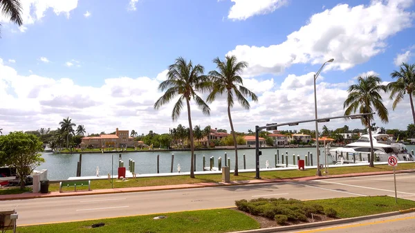 Autorijden op Washington Avenue in Miami Beach - MIAMI, Verenigde Staten APRIL 10, 2016 — Stockfoto