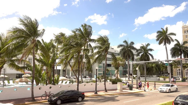 Vista típica de Miami Beach Street - MIAMI, USA 10 DE ABRIL DE 2016 —  Fotos de Stock