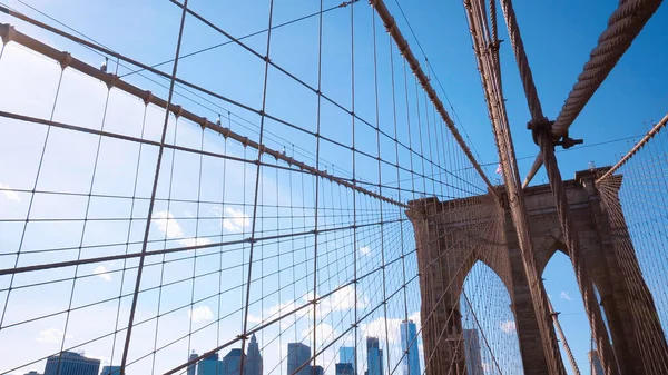 Imponujący Brooklyn Bridge New York - niesamowite ujęcie szerokokątne - NOWOŚĆ YORK CITY, USA - KWIECIEŃ 2, 2017 — Zdjęcie stockowe