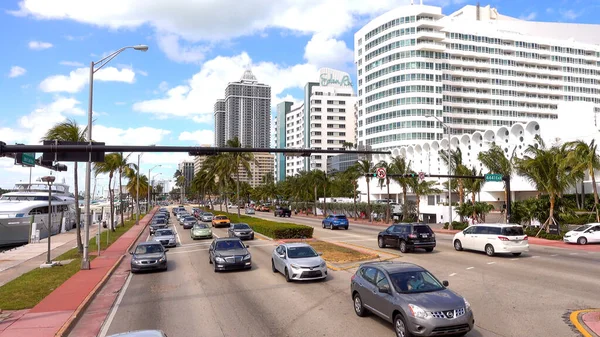 Miami Beach Street View mit großen Hotels - MIAMI, USA 10. APRIL 2016 — Stockfoto