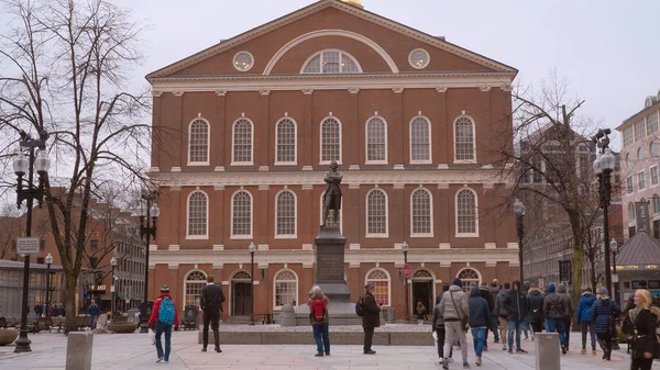 Faneuil Hall nel centro storico di Boston con Bostonian Society Museum - BOSTON. STATI UNITI - 5 APRILE 2017 — Foto Stock