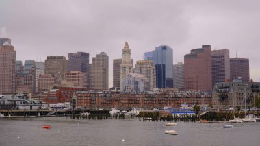 Boston 'un liman kenarındaki ufuk çizgisi, BOSTON. Birleşik Devletler - 5 Nisan 2017