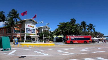 Miami Bayside 'dan kalkan gezi otobüsleri - MIAMI, ABD 10 Nisan 2016