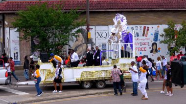 Mardi Gras 'da olduğu gibi New Orleans sokak geçidi - NEW ORLEANS, ABD - 17 Nisan 2016 - seyahat fotoğrafçılığı