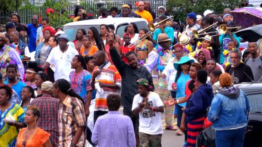 Mardi Gras 'da olduğu gibi New Orleans sokak geçidi - NEW ORLEANS, ABD - 17 Nisan 2016 - seyahat fotoğrafçılığı
