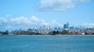 Güneşli bir günde San Francisco 'nun ufuk çizgisi - seyahat fotoğrafçılığı