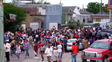 New Orleans sokaklarında büyük bir geçit töreni - NEW ORLEANS, ABD - 17 Nisan 2016 - seyahat fotoğrafçılığı