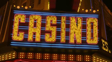 Las Vegas şehir merkezindeki kumarhane yazısı - güzel neon levhası - seyahat fotoğrafçılığı