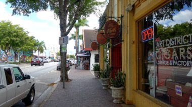 Küçük Havana Miami 'de Calle Ocho' da yürümek - MIAMI, ABD 10 Nisan 2016
