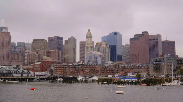 De skyline van Boston aan de haven - BOSTON. VERENIGDE STATEN - APRIL 5, 2017 — Stockfoto