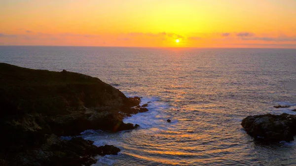 Maravilhoso pôr do sol sobre o Oceano Pacífico - viagens de fotografia — Fotografia de Stock