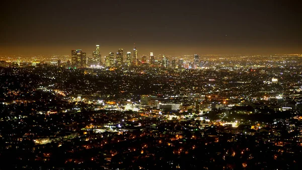 Increíble vista aérea sobre la ciudad de Los Ángeles por la noche - fotografía de viaje — Foto de Stock