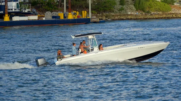 Pequeña lancha a motor en Miami Bay - MIAMI, Estados Unidos ABRIL 10, 2016 — Foto de Stock