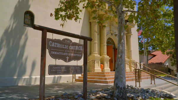 Katolický kostel neposkvrněného početí v San Diegu - SAN DIEGO, KALIFORNIE - 22. dubna 2017 - cestovní fotografie — Stock fotografie
