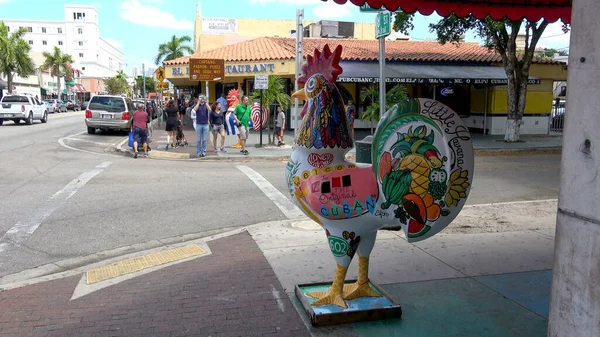 Estátua de galo na Calle Ocho Little Havana Miami - MIAMI, EUA 10 de abril de 2016 — Fotografia de Stock