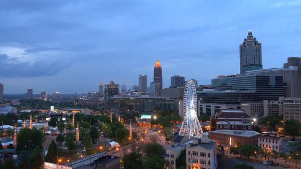 Increíble vista de la ciudad de Atlanta por la noche - ATLANTA, EE.UU. - 21 DE ABRIL DE 2016 —  Fotos de Stock