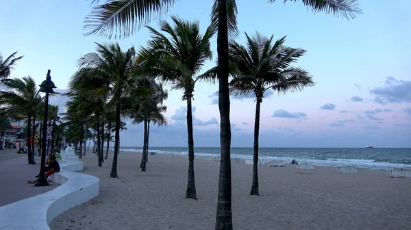 Praia de areia de Fort Lauderdale - FORT LAUDERDALE, EUA 12 de abril de 2016 — Fotografia de Stock