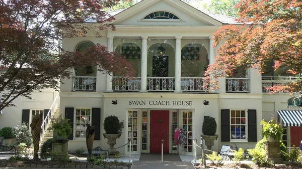 Famous Swan Coach House museum and restaurant in Atlanta - ATLANTA, USA - APRIL 22, 2016 — Stock Photo, Image