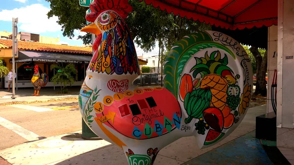 Calle Ocho Little Havana Miami上的鸡舍雕像- MIAMI, USA APRIL 10, 2016 — 图库照片