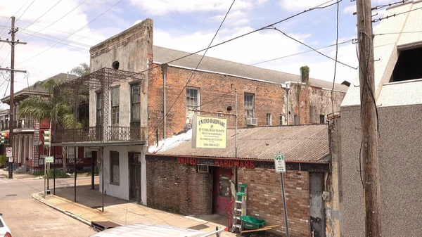 New Orleans 'taki eski tarz evler - NEW ORLEANS, ABD - 17 Nisan 2016 - seyahat fotoğrafçılığı — Stok fotoğraf