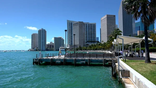 Miami Downtown Bayside area with skyline - MIAMI, USA 10 kwietnia 2016 — Zdjęcie stockowe