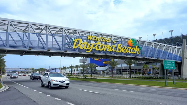 Daytona Beach Welcome sign by day - DAYTONA BEACH, USA - APRIL 14, 2016 — Stock Photo, Image