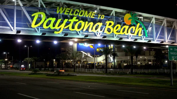 Daytona Beach Välkommen skylt på natten - DAYTONA BEACH, USA - APRIL 14, 2016 — Stockfoto