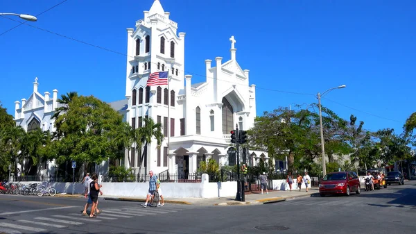 Trolley Bus rijdt door Key West - KEY WEST, USA - APRIL 12, 2016 — Stockfoto