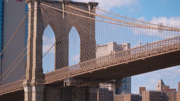 从曼哈顿到布鲁克林的纽约布鲁克林大桥-旅行摄影 — 图库照片